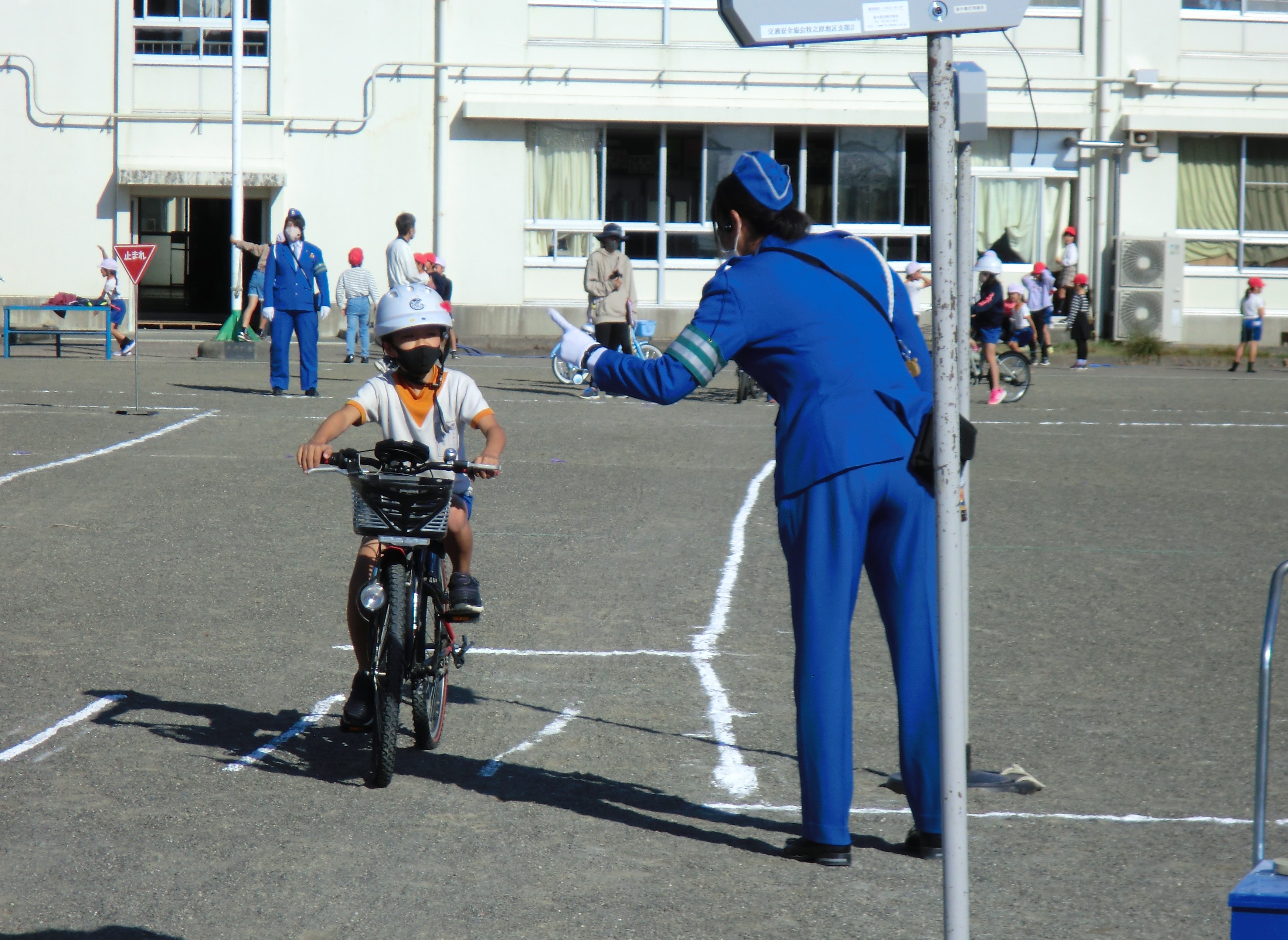 11 25 4年生の自転車免許交通安全教室を行いました 萩間小学校